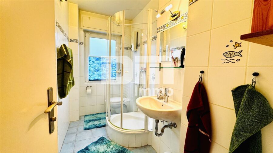 Helle Vierzimmerwohnung (Hochparterre) mit Balkon in Traumlage - Badezimmer mit Dusche